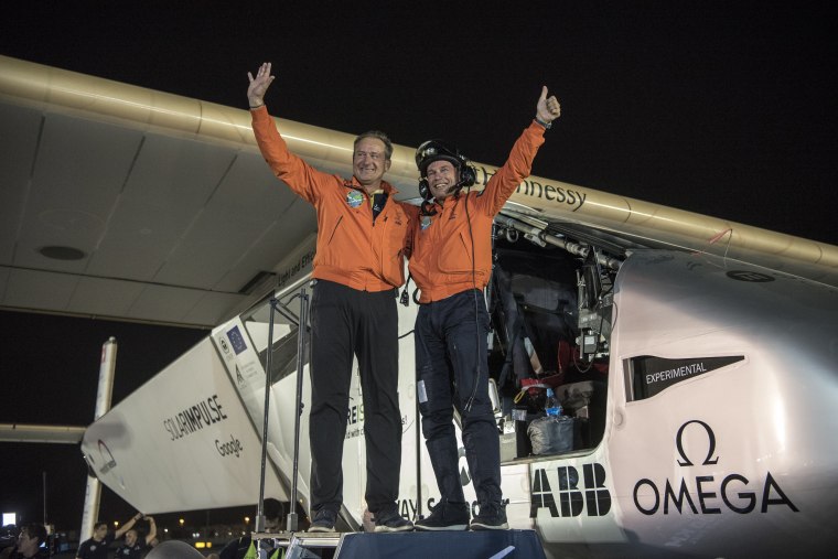 Bertran Pikar i Andre Boršberg (Foto: Tanjug / Christophe Chammartin/Rezo/Solar Impulse via AP)