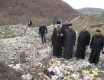 A 2013 file photo showing Bishop Teodosije at Binac, and the garbage dumped at the ruins (eparhija-prizren.com)