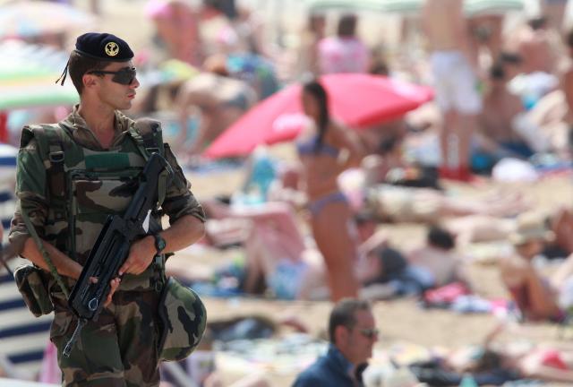 Francuska u strahu, vojska patrolira plažom /FOTO