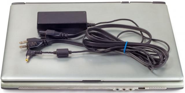 Èemu služi valjak na kablu za punjenje latopa?