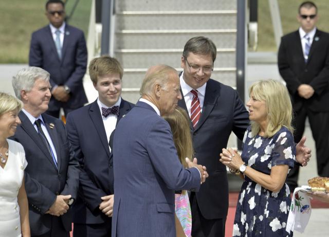 Bajden u BG, domaæini Vuèiæ i Skot uz pogaèu i so / FOTO