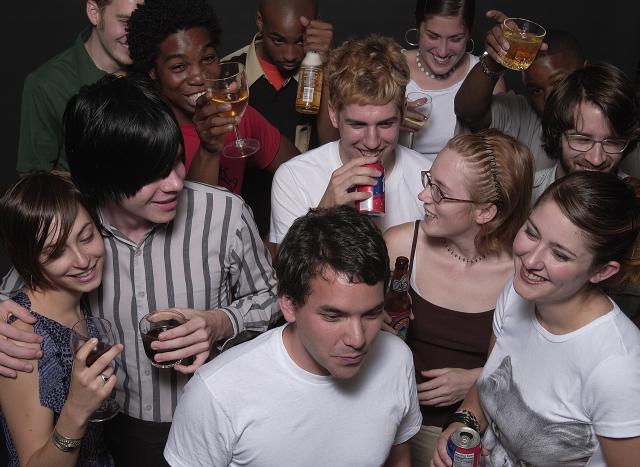 Stanford zabranio žestoka piæa na studentskim žurkama