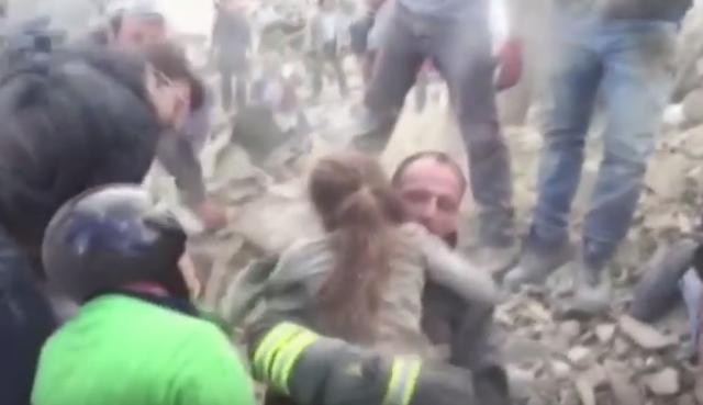 Tren sreæe i aplauz: Devojèica izvuèena iz ruševina VIDEO