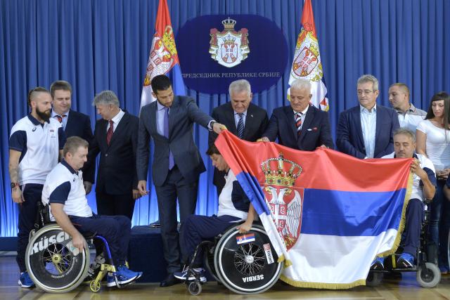 Nikolić uručio zastavu paraolimpijcima Srbije
