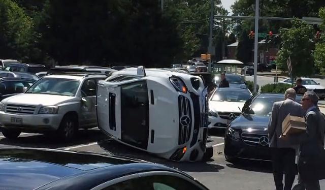 Za 6 sekundi test vožnje prevrnula Mercedes od 60.000$
