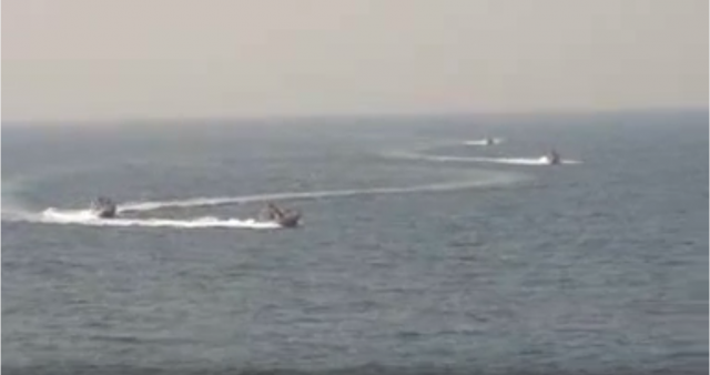 Opasan susret iranskih čamaca i američkog razarača /VIDEO