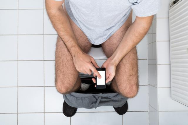 Norvežanin se zaglavio u javnom toaletu