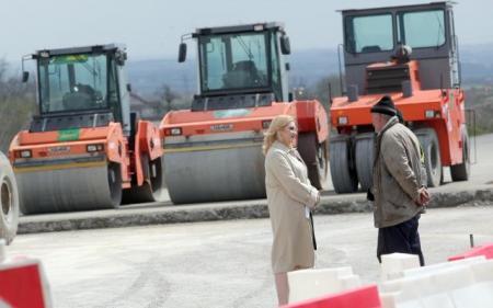Srbija hoće penale, krili da asfalt kasni