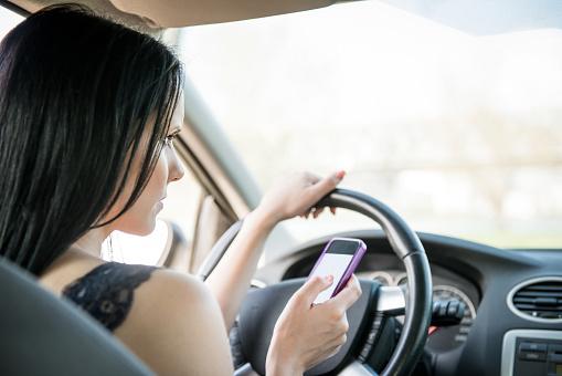 Telefoni kao droga: Evo zašto koristimo telefone tokom vožnje