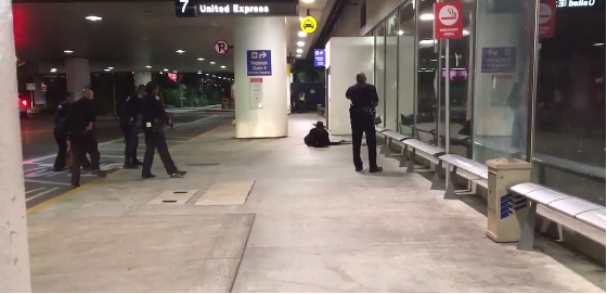 LA: Paniku na aerodromu izazvao "Zoro" sa plastiènim maèem