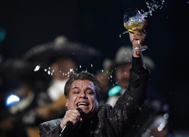 Legendarni meksički pevač umro na turneji