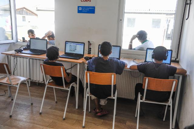 Migrant children are seen at the Krnjaca facility on Monday (Tanjug)