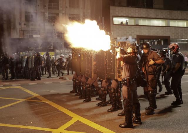 Haos u Brazilu: Vatrene barikade, policija bacila suzavac