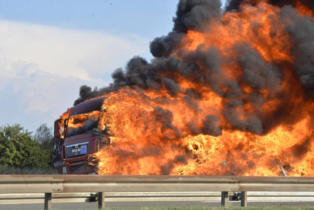 Izgoreo kamion na auto-putu, normalizovan saobraćaj / FOTO