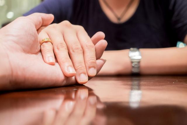 Žene su počele masovno da nose verenički prsten na malom prstu, a evo i zašto