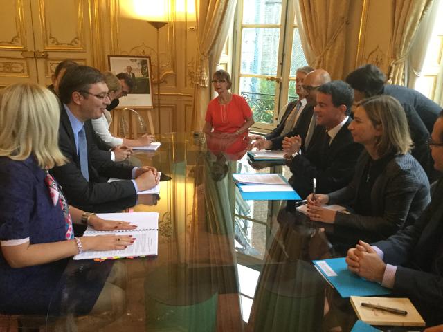 Vucic invites France's Valls and Hollande to visit Serbia