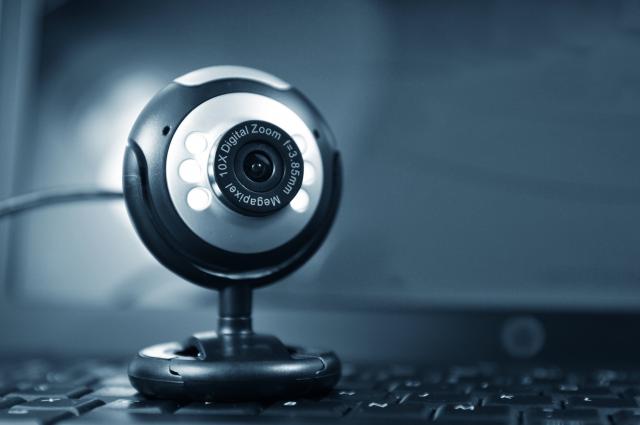 Direktor FBI upozorava: Prekrijte web kameru na kompjuteru