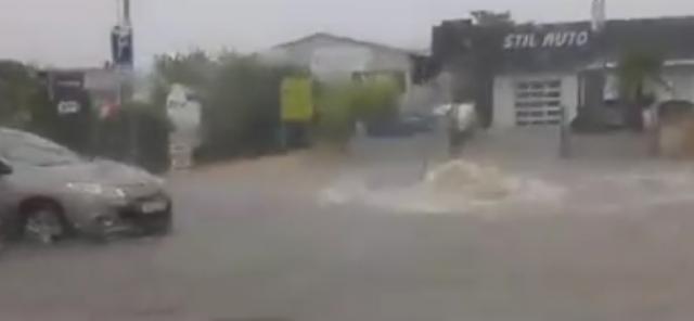 Snažna oluja pogodila Istru, Poreè pod vodom / VIDEO