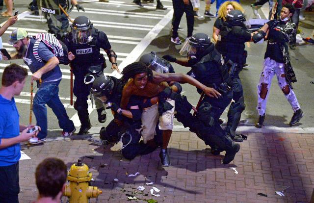 Vanredno stanje:Sukob na protestu u SAD,ima ranjenih VIDEO