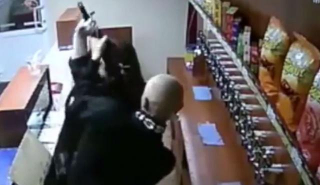 "Kalašnjikov" je nije uplašio: Prodavaèica oterala lopova (VIDEO)
