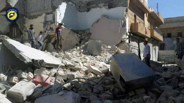 Potresna slika Alepa: Smrt oca i sina pod ruševinama FOTO