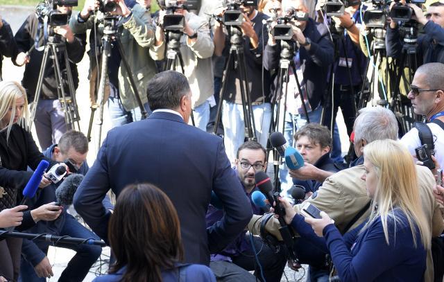 Milorad Dodik talks with reporters (Tanjug)