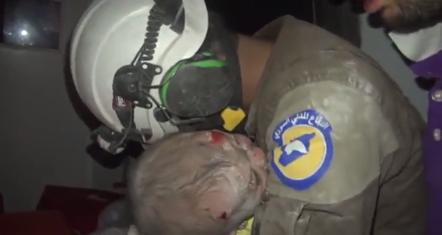 Spasena beba iz ruševina, spasilac u suzama /VIDEO