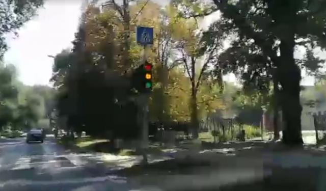 "Disko semafor" u Petrovaradinu, tik pored škole / VIDEO