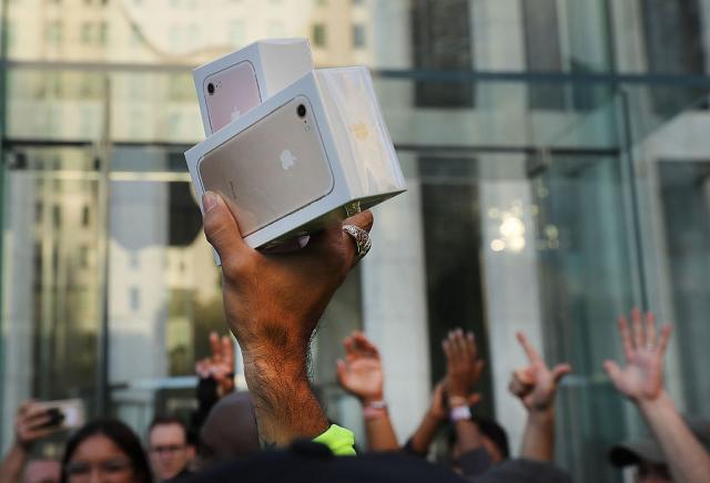 Ljutiti kupac polupao sve izložene ureðaje u Apple Store (VIDEO)