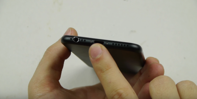 Tajna caka kojom ćete vratiti otvor za slušalice na iPhoneu 7