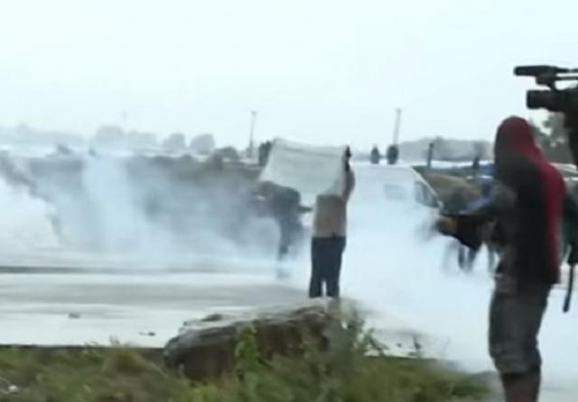 FR: Sukobi zbog migranata, suzavac i vodeni top VIDEO