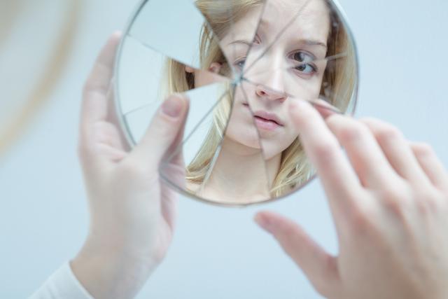 Znate li zašto se kaže da razbijeno ogledalo donosi nesreću?