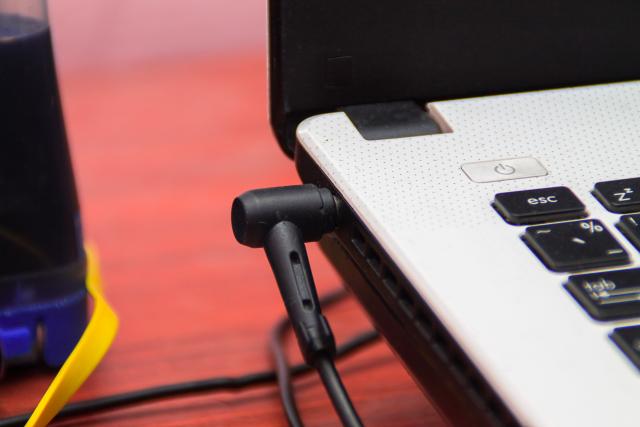 Da li laptop uvek treba iskljuèivati s punjaèa?