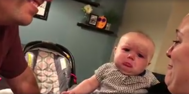 Iskrena reakcija bebe na roditeljski "nestašluk" (VIDEO)