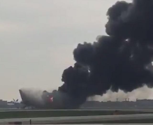 Snimci aviona u plamenu i gustog dima nad pistom u Čikagu