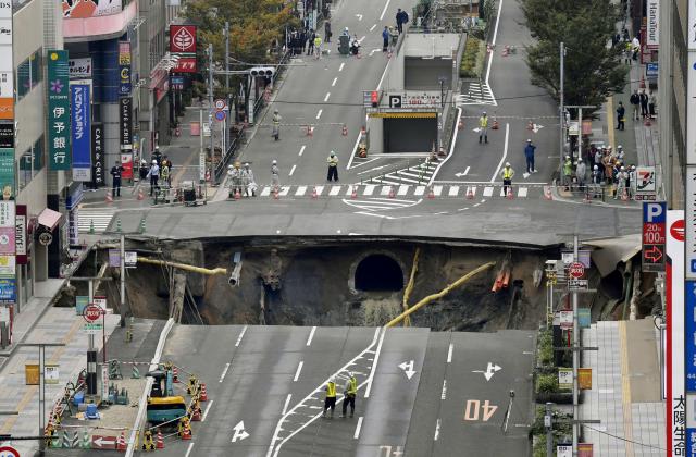 Japan: U centru grada se iznenada otvorila ogromna rupa (FOTO)