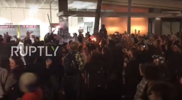 Oregon protestuje, "J***š Trampa" VIDEO