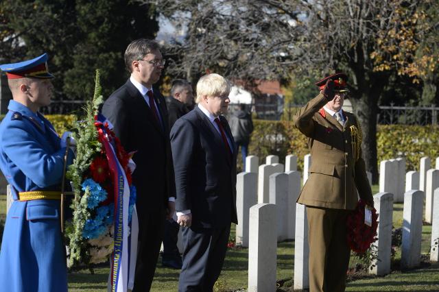 Vucic, Johnson lay wreaths at Commonwealth cemetery