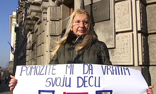Slavica ispred Vlade traži odgovor: Gde su njena deca?