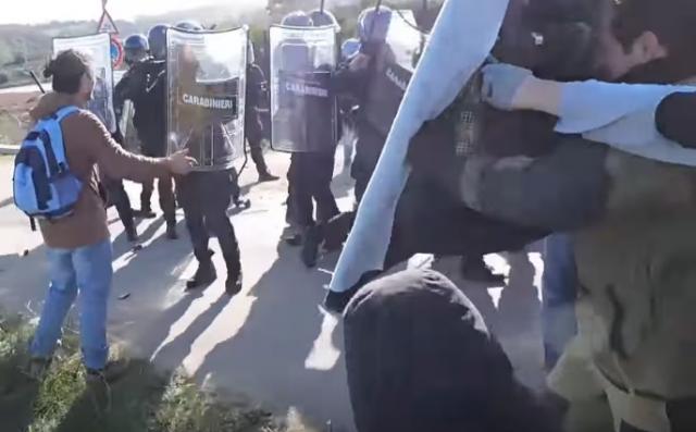 Karabinjeri pretukli ljude na protestu protiv NATO / VIDEO