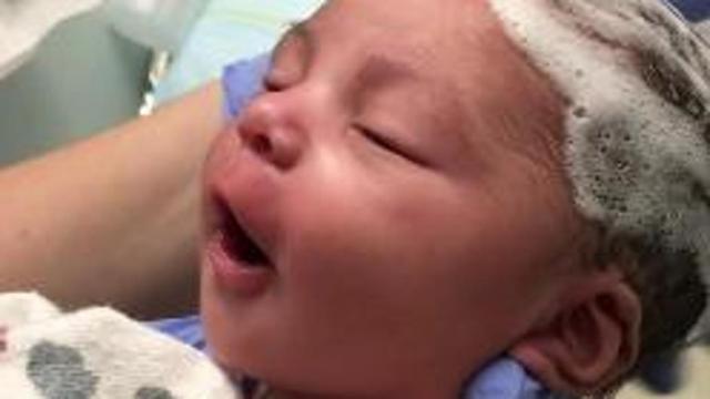 Beba koja je veæ po roðenju shvatila da treba da uživa u životu (VIDEO)