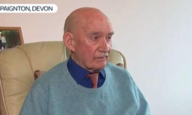 89-godišnji Englez postao konobar da ne bi "umro od dosade"