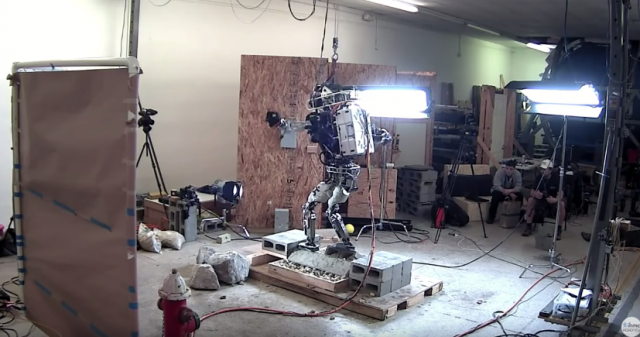 Humanoidni robot uspešno prelazi preko neočekivanih prepreka
