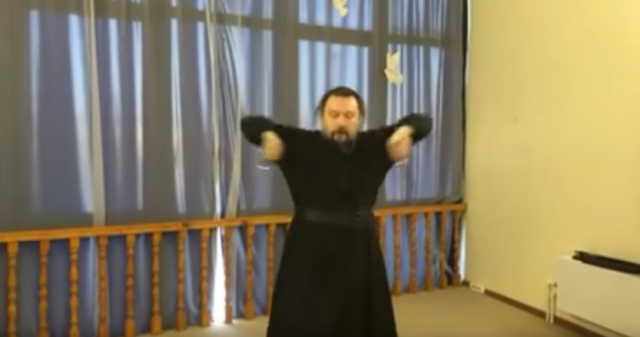 Pravoslavni sveštenik je i ruski samuraj (VIDEO)
