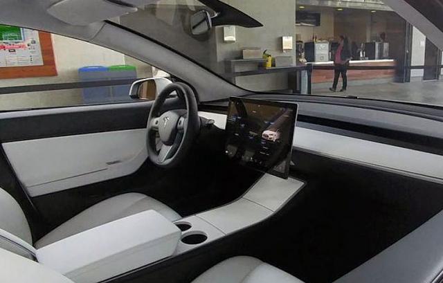 Pogled u minimalističku kabinu Teslinog Modela 3