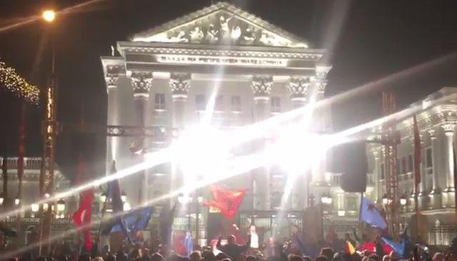 Opozicija slavi ispred vlade Makedonije VIDEO