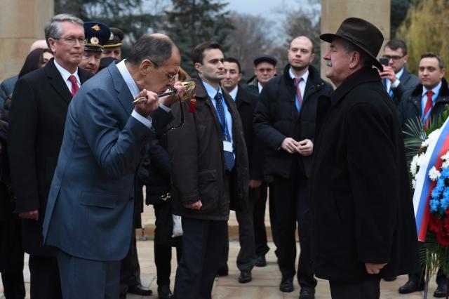 Lavrov položio venac na groblju Oslobodilaca Beograda FOTO
