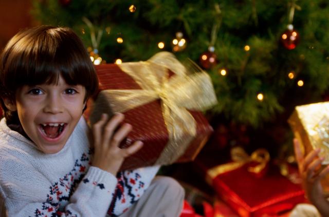 Ne preterujte: Evo kako davanje novogodišnjih poklona zaista utièe na decu