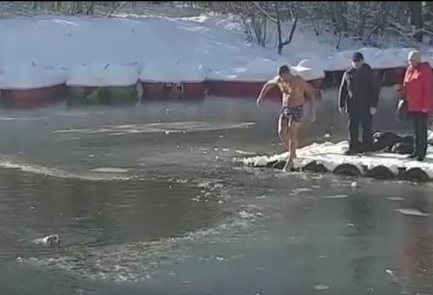 Muškarac skoèio u zaleðeno jezero i spasao psa (VIDEO)
