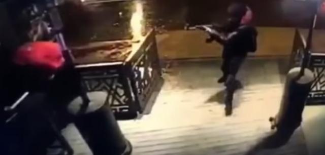 Objavljen snimak: Terorista pucao sa ulice i uleteo u klub
